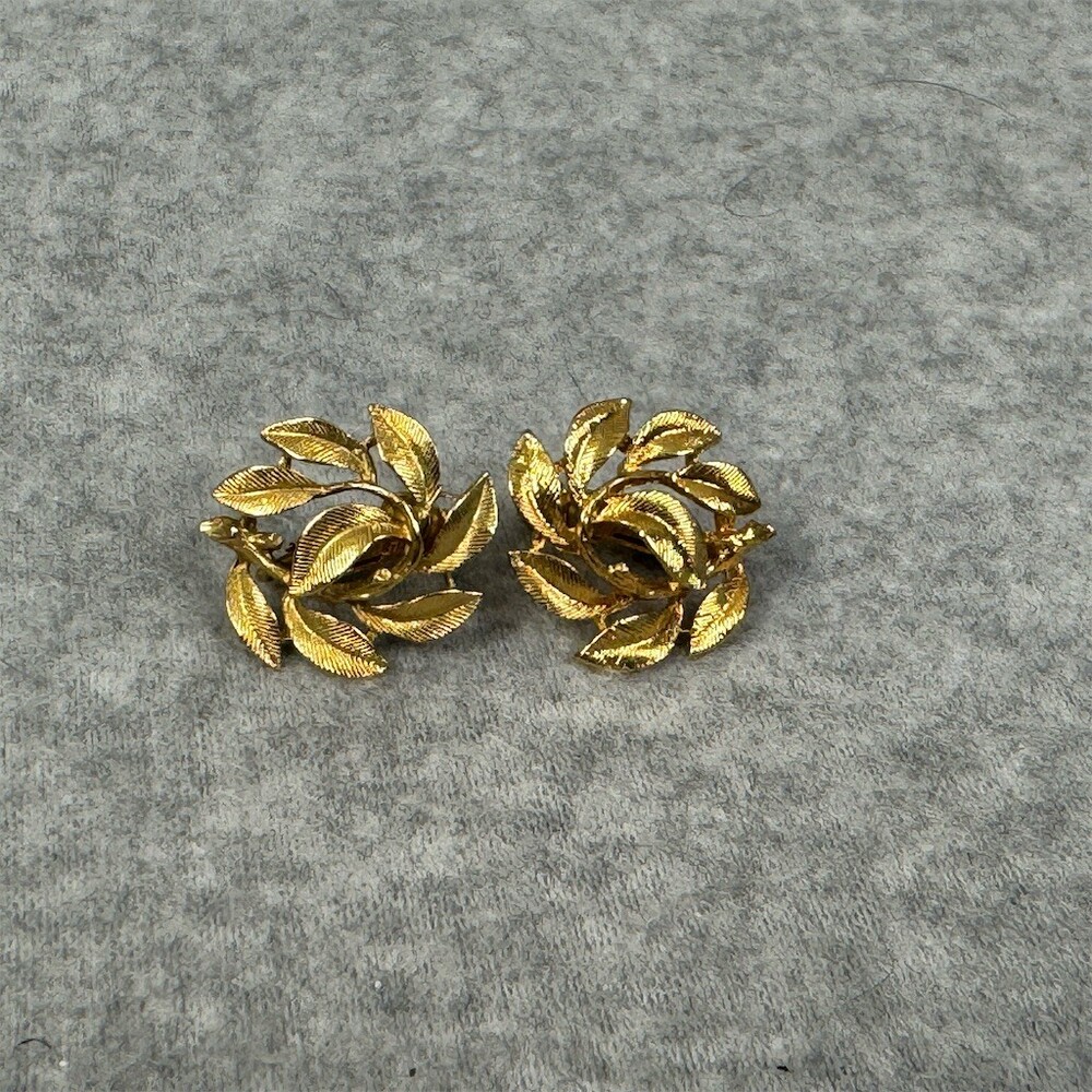 Napier Vintage Clip-On Earrings Womens Gold Textured Leaf Swirl Wreath